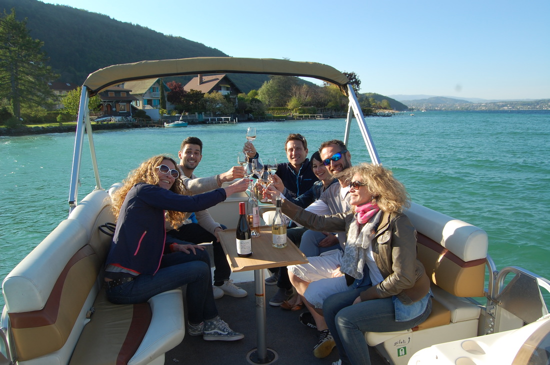 Bateau et dégustation sur le Lac d'Annecy, balade en bateau et degustation sur le Lac d'Annecy, balade privée sur la Lac d'Annecy en bateau, bateau privé et dégustation de vins sur le Lac d'Annecy, dégustation de vins de savoie en bateau